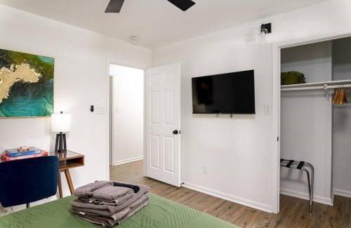 Winston - Salem Apartamento | Grey Sapphire Hideaway - 2BR 2BA w Arcade & Pool