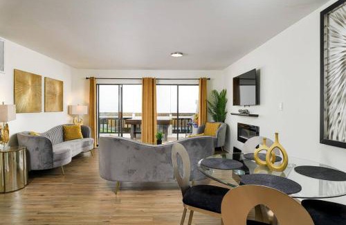Winston - Salem Apartamento | Grey Sapphire Hideaway - 2BR 2BA w Arcade & Pool