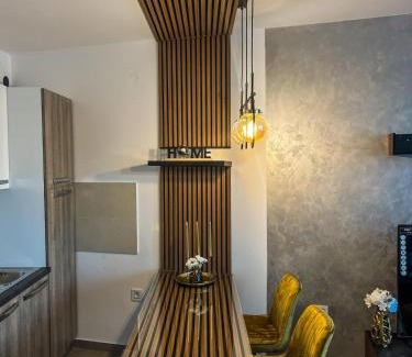 Novi Sad Apartamento | Grey & Yellow appartement