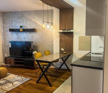 Novi Sad Apartamento | Grey & Yellow appartement