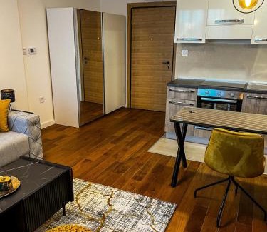 Novi Sad Apartamento | Grey & Yellow appartement