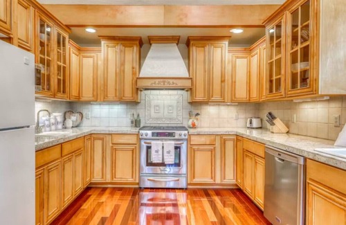 Rio Dell Apartamento | Dog-friendly, riverfront home on a cliff w/river views, private hot tub.