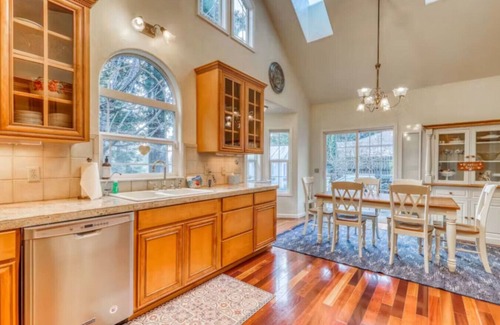 Rio Dell Apartamento | Dog-friendly, riverfront home on a cliff w/river views, private hot tub.