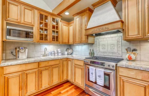 Rio Dell Apartamento | Dog-friendly, riverfront home on a cliff w/river views, private hot tub.