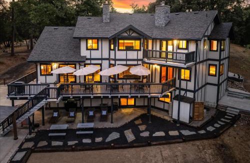 Oakhurst Casa | Greystone Manor- HUGE home with sleeping for 21