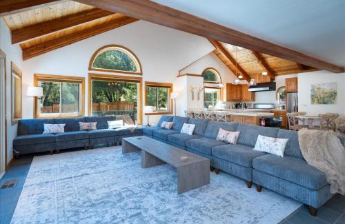 Oakhurst Casa | Greystone Manor- HUGE home with sleeping for 21