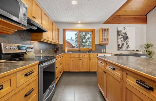 East Kootenay Apartamento | Greywolf Lodge | Private Hot Tub | Wood Fireplace