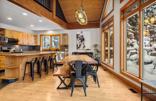 East Kootenay Apartamento | Greywolf Lodge | Private Hot Tub | Wood Fireplace