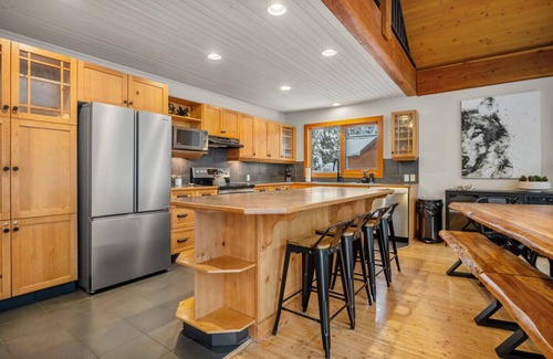East Kootenay Apartamento | Greywolf Lodge | Private Hot Tub | Wood Fireplace