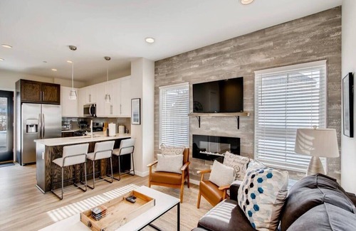 Georgetown Condominio | Griffith Mountain Manor / Lakefront Townhouse