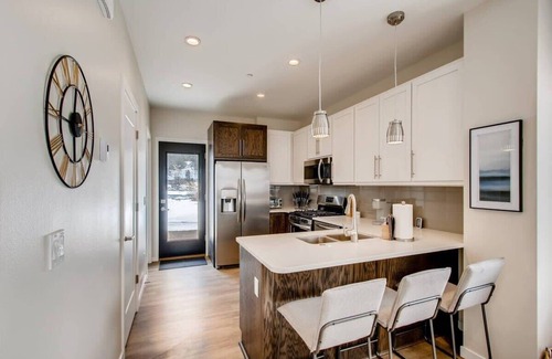 Georgetown Condominio | Griffith Mountain Manor / Lakefront Townhouse