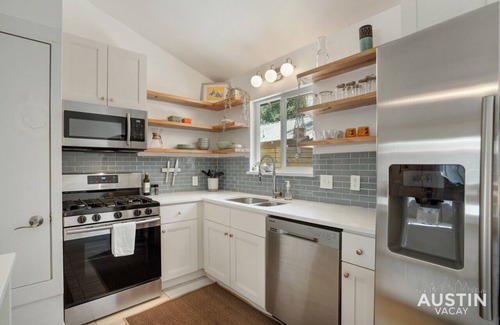 North University Apartamento | Stylish Austin Retreat w/ Luxurious King Bed + W/D