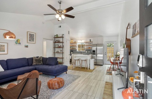 North University Apartamento | Stylish Austin Retreat w/ Luxurious King Bed + W/D