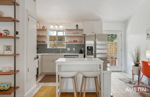 North University Apartamento | Stylish Austin Retreat w/ Luxurious King Bed + W/D
