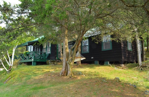 Grenell Casa | Grindstone Island Waterfront Lodge, Cabin & Boathouse en 600 Acre Private Preserve