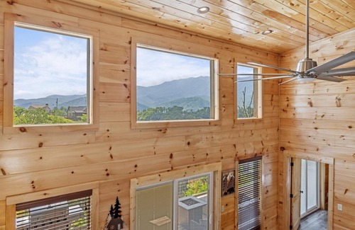 Chalet Village North Cabina | Grizzlies Den 4 Bedroom Cabin by RedAwning
