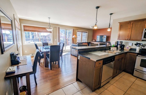 Golden Condominio | Grizzly Heights: 2-bedroom mountain condo with hot tub
