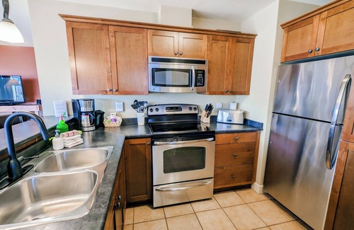 Golden Condominio | Grizzly Heights: 2-bedroom mountain condo with hot tub