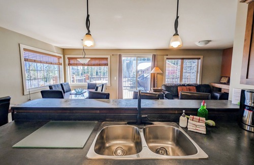 Golden Condominio | Grizzly Heights: 2-bedroom mountain condo with hot tub