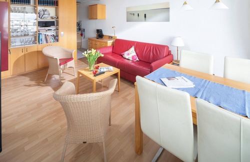 Norderney Apartamento | Großzügig Geschnittenen Balkon mit Schönem Holzbelag, mit 4 Bequemen Terrassenst