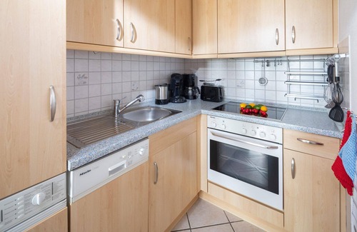 Norderney Apartamento | Großzügig Geschnittenen Balkon mit Schönem Holzbelag, mit 4 Bequemen Terrassenst