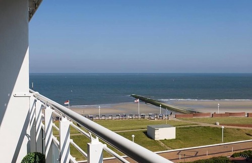 Norderney Apartamento | Großzügig Geschnittenen Balkon mit Schönem Holzbelag, mit 4 Bequemen Terrassenst