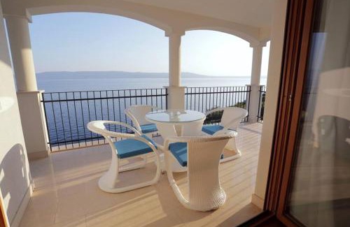 Povile Apartamento | Großzügiges Appartement direkt am Meer mit eigenem Pool - Povile Suites