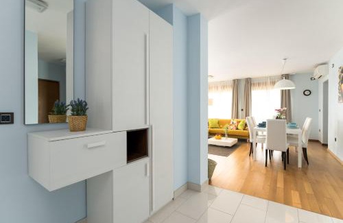 Povile Apartamento | Großzügiges Appartement direkt am Meer mit eigenem Pool - Povile Suites
