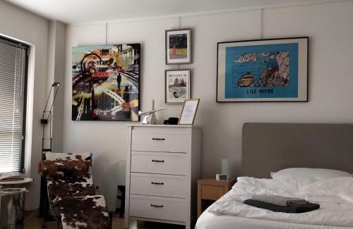 Neustadt-Sued Casa | Großzügiges Zimmer mit Badezimmer in Rheinwohnung