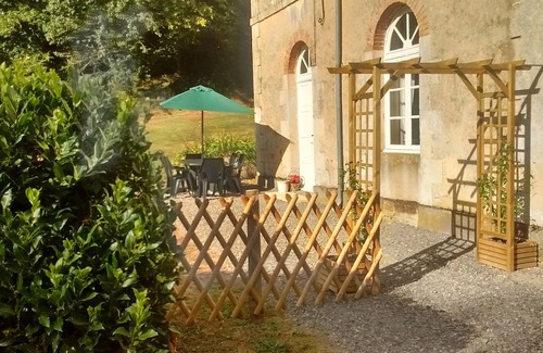 Mont-Saint-Jean Cabaña | La cabaña del novio es una casa de vacaciones aislada con piscina climatizada. Ideal para familias
