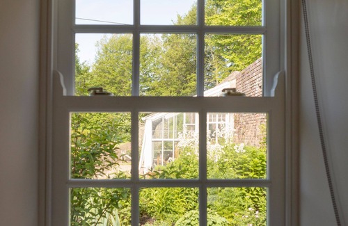 Morpeth Cabaña | GROOMS COTTAGE - An elegant dog friendly escape for two in the grounds of Netherwitton Hall, a histo