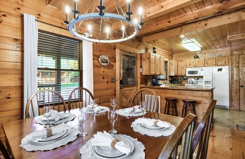 Pigeon Forge Cabina | Groot's Place - 5min from parkway - massage chair/Air hockey/foosball