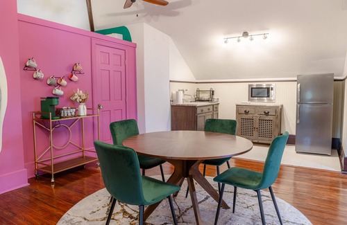 Metropolitan Apartamento | Groovy Attic Apt in Starland District
