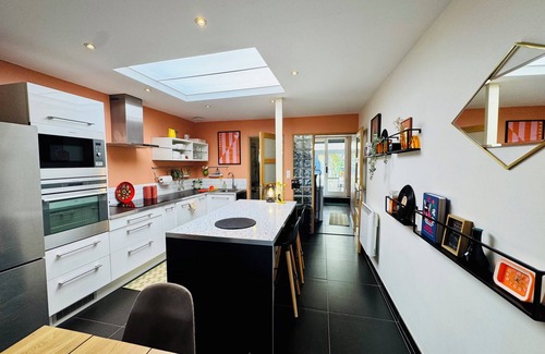 Hallennes-lez-Haubourdin Casa | Groovy House, 10min from Lille, with electronic dart board