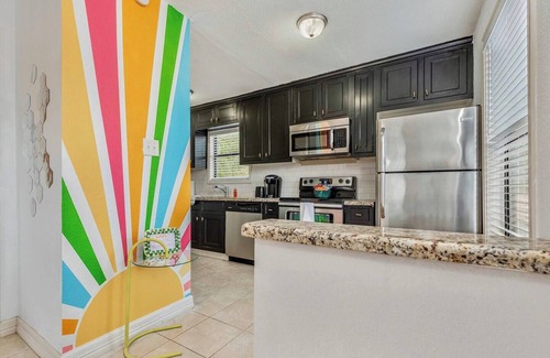 West Park Cabaña | Groovy Getaway ~Less than a mile from campus!