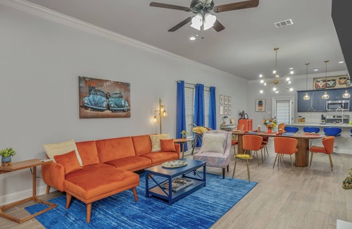 Shreveport Casa | Groovy, New & Modern! Tv in each room.