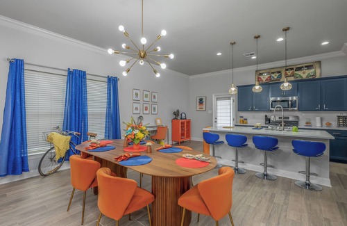 Shreveport Casa | Groovy, New & Modern! Tv in each room.