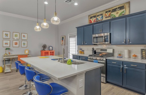 Shreveport Casa | Groovy, New & Modern! Tv in each room.
