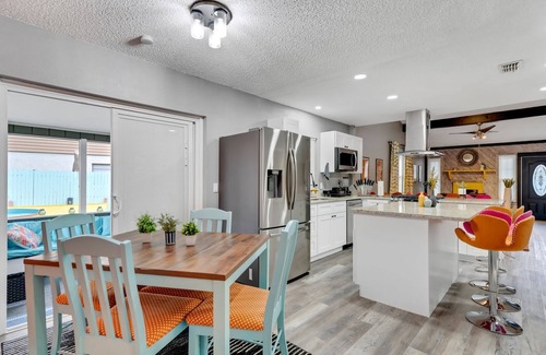 Jan Phyl Village Casa | Groovy Playhouse Getaway 4 bdrm near Legoland