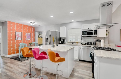 Jan Phyl Village Casa | Groovy Playhouse Getaway 4 bdrm near Legoland