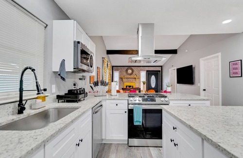 Jan Phyl Village Casa | Groovy Playhouse Getaway 4 bdrm near Legoland