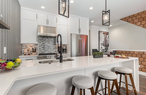 Katie Hill Neighborhood Casa | Groovy -Rooftop Patio w/ Hot Tub -Mins to Broadway