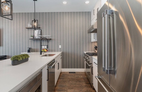 Katie Hill Neighborhood Casa | Groovy -Rooftop Patio w/ Hot Tub -Mins to Broadway