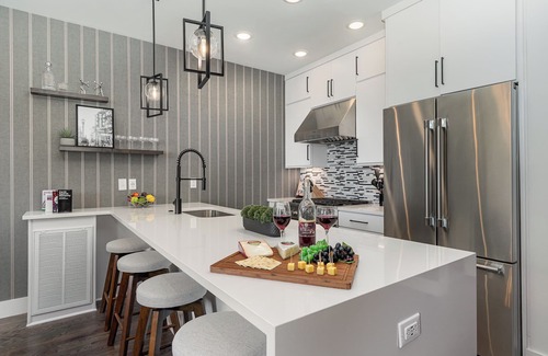 Katie Hill Neighborhood Cabaña | Groovy -rooftop Patio w/ Hot Tub -mins to Broadway