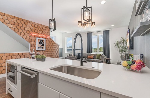 Katie Hill Neighborhood Cabaña | Groovy -rooftop Patio w/ Hot Tub -mins to Broadway