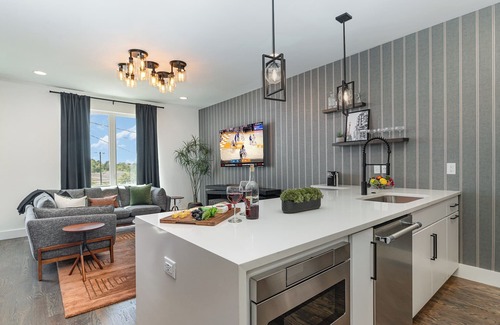 Katie Hill Neighborhood Cabaña | Groovy -rooftop Patio w/ Hot Tub -mins to Broadway