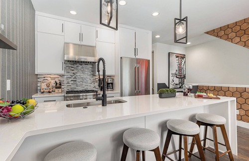 Katie Hill Neighborhood Cabaña | Groovy -rooftop Patio w/ Hot Tub -mins to Broadway