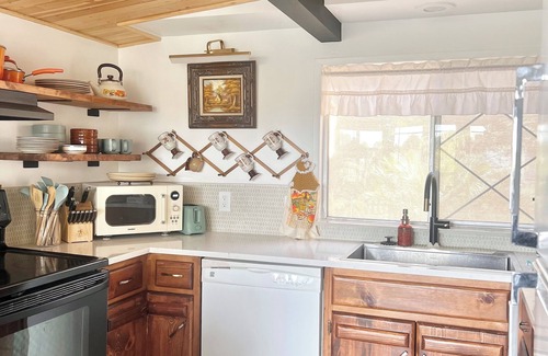 Cottonwood-Verde Village Cabina | Groovy Spacious Cabin 20mins from Sedona - with a Pool! @ That70sCabin