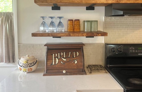 Cottonwood-Verde Village Cabina | Groovy Spacious Cabin 20mins from Sedona - with a Pool! @ That70sCabin