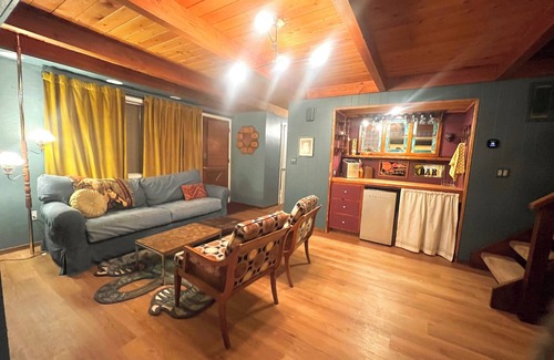 Cottonwood-Verde Village Cabina | Groovy Spacious Cabin 20mins from Sedona - with a Pool! @ That70sCabin